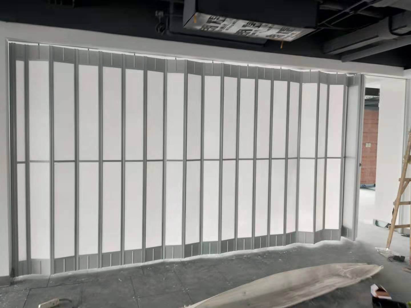 万象城二期水晶折叠门安装案例